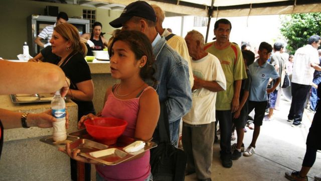 Pessoas em um refeitório popular na Venezuela