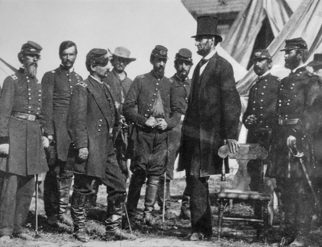 El presidente de EE.UU. Abraham Lincoln con el general George B. McClellan en su sede de Antietam, el 3 de octubre de 1862.