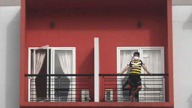 Pessoa na varanda durante a pandemia de covid