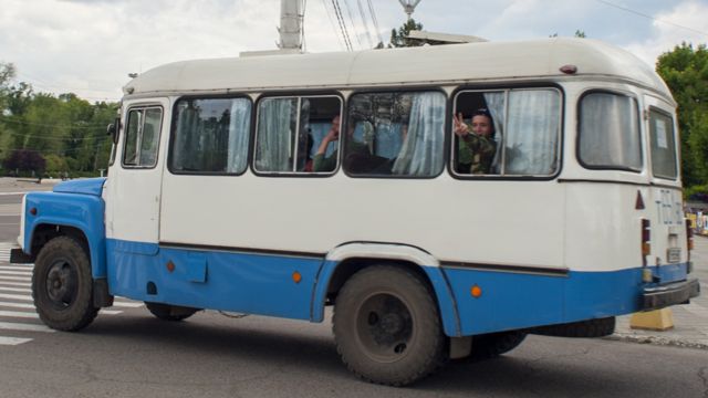 Војници путују аутобусом кроз Тираспол, главни град Трансдњестра