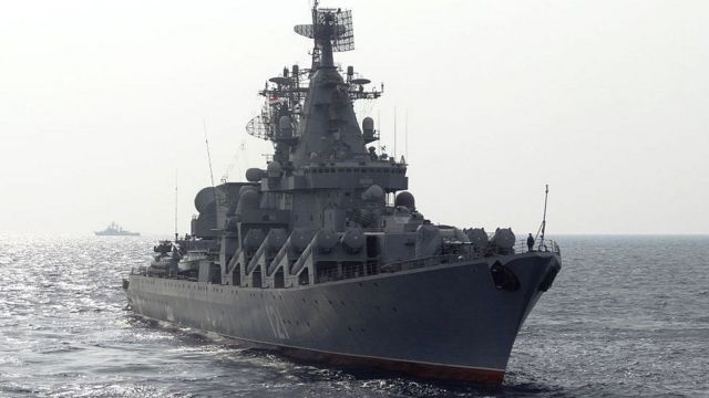 O Moskva patrulhando o Mar Mediterrâneo ao longo da costa da Síria