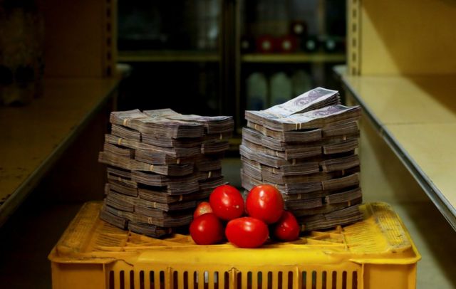 A kilogram of tomatoes next to 5,000,000 bolivars