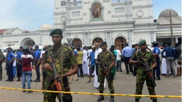 গির্জার বাইরে মোতায়েন সেনা সদস্যরা