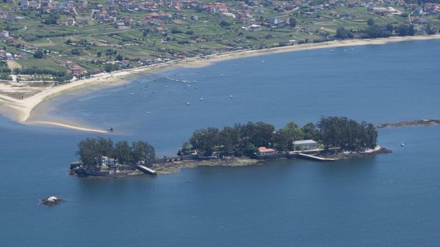 Vista de la Isla de San Simón y la de San Antón (más pequeña).