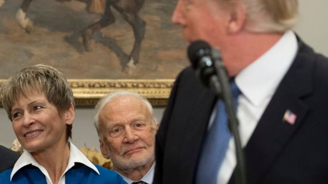 Базз Олдрин (в центре) в Вашингтоне вместе с президентом Трампом