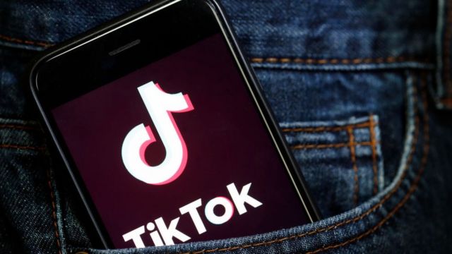 TikTok logo dentro de un bolsillo.