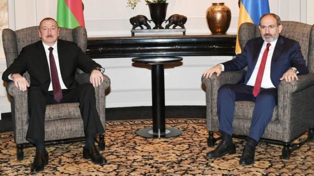 Foto arxiv: Azərbaycan Prezidenti İlham Əliyev (solda) və Ermənistan Baş naziri Nikol Paşinyan (sağda) 2019-cu ildə Vyanada görüşərkən.