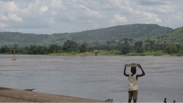 Les commerçants qui font la traversée du Haut-Oubangui doivent s'attendre à de nombreuses tracasseries.