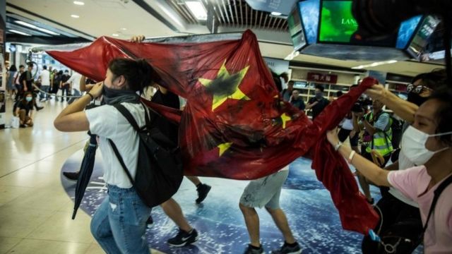 Активисты с флагом Китая