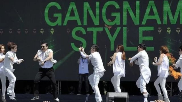 Psy no palco canta 'Gangnam Style'