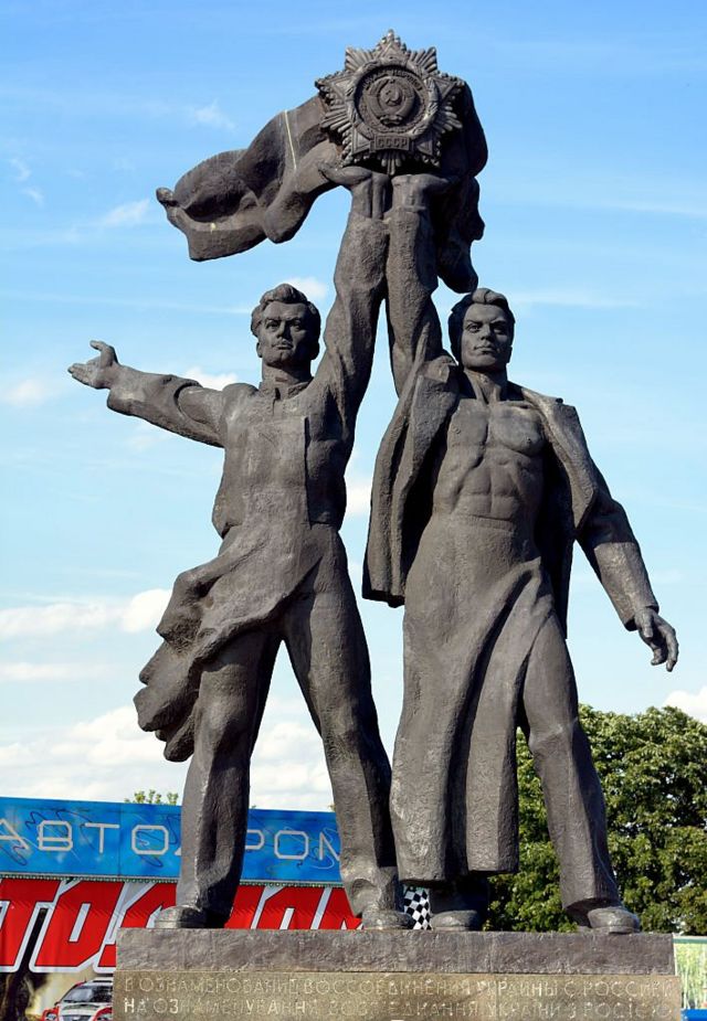 Kiev'de yıkılan Ukrayna ve Rusya halklarının dostluğu heykeli