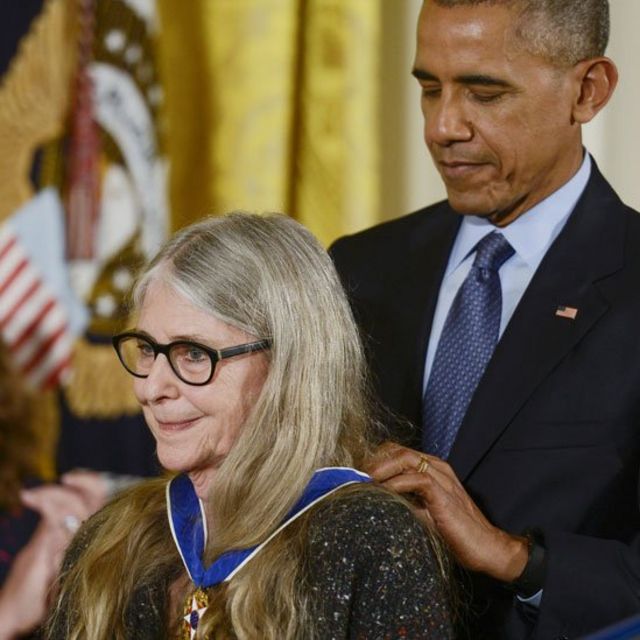 Margaret Hamilton recibiendo la Medalla de la Libertad de manos del Presidente Barack Obama.