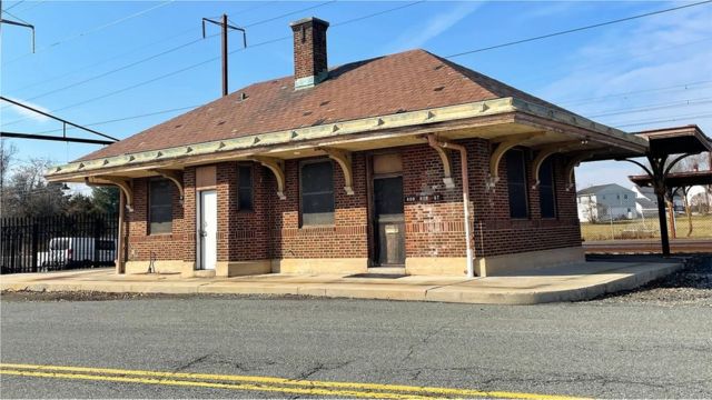 Aujourd'hui, la petite gare en briques d'Elkton, dans le Maryland, juste à côté de la route 40, sert de lieu de stockage.