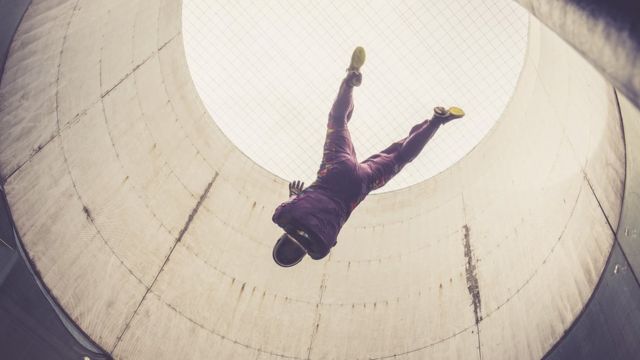 Pessoa em túnel de vento de centro de paraquedismo