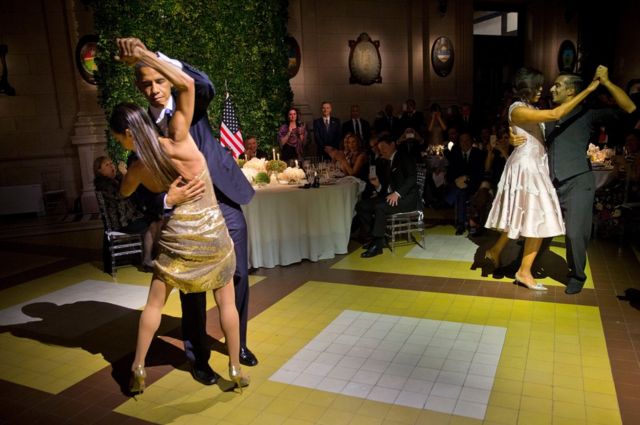 Perezida Barack Obama n'umugore we Michelle Obama babyina tango