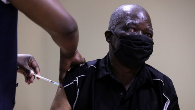 Hombre siendo vacunado en Sudáfrica