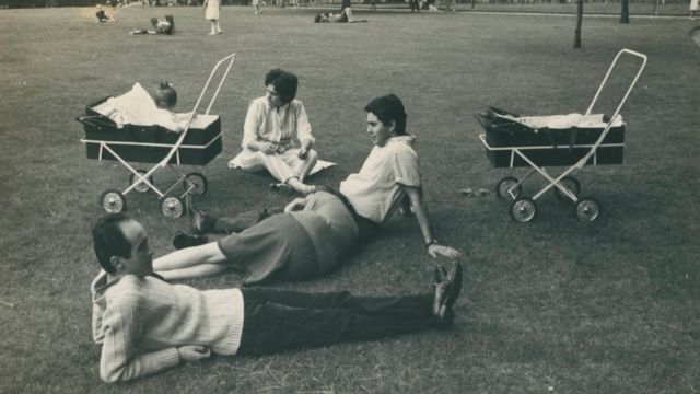 Vladimir Herzog e o casal Pacheco Jordão no parque, em 1966. Completam a fotografia os carrinhos de bebê dos filhos Ivo Herzog e Beatriz Pacheco Jordão