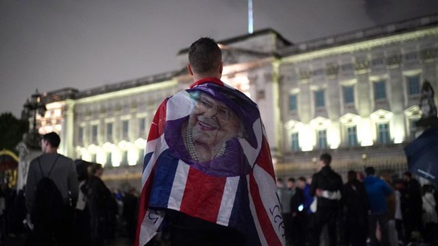 Miles de personas se congregaron en el palacio de Buckingham tras la muerte de Isabel II.