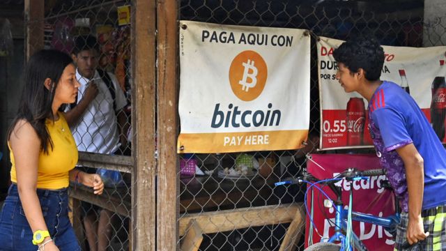 Жители Сальвадора около магазина, который принимает биткоины
