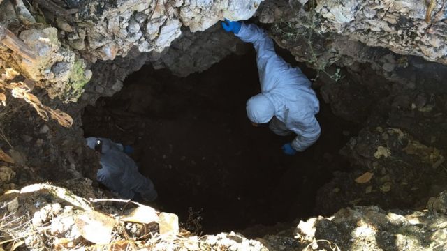 Les scientifiques entrent dans la grotte avec un équipement de protection