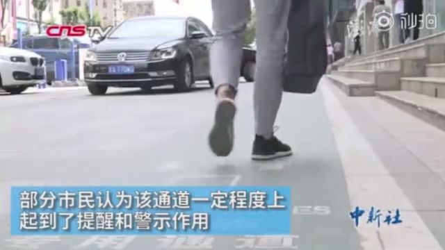 "Смартфон-зомбилер үчүн" Кытайдагы атайын тротуар