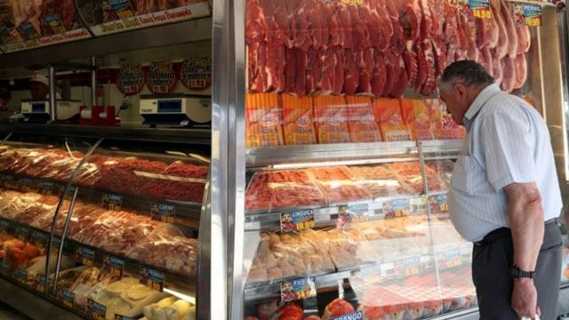 Homem compra carne em açougue em Santo André, São Paulo