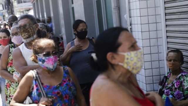 Idosos esperam ser vacinados em Duque de Caxias, no Rio de Janeiro