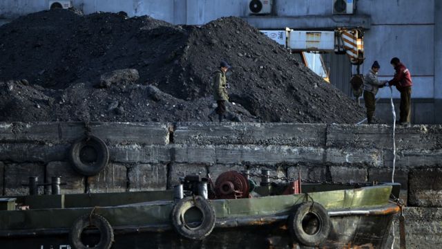朝鲜工人在丹东边境附近的煤矿场工作