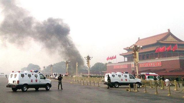 Em outubro de 2013, um ataque na praça Tiananmen matou duas pessoas