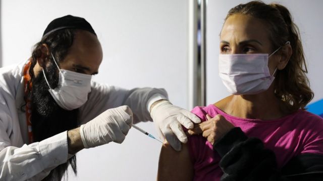 إسرائيلية تتلقى اللقاح