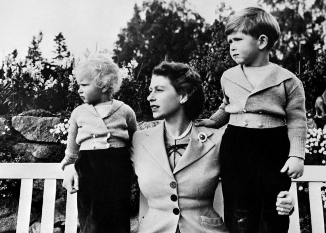 الملكة إليزابيث الثانية مع أطفالها تشارلز (إلى اليمين) وآن ، في بالمورال عام 1952