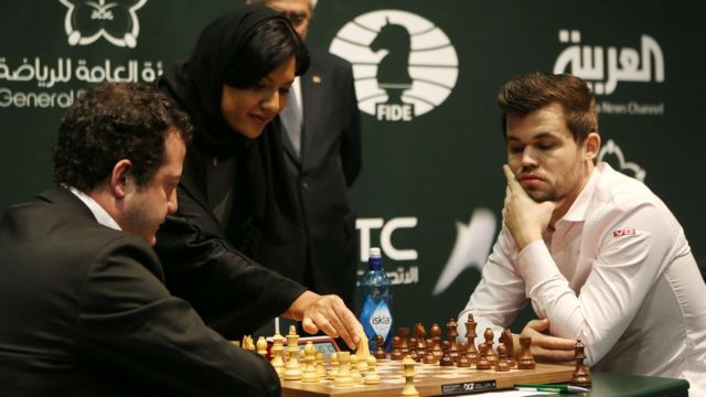 الأميرة ريما مع اثنين من لاعبي الشطرنج