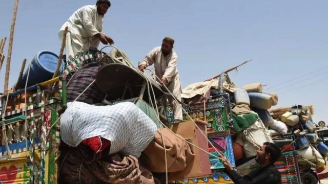 ملګري ملتونه له ایران او پاکستان تر ۷۰۰ زره ډېر افغان کډوال بېرته افغانستان ته ستانه شوي‌ Bbc 