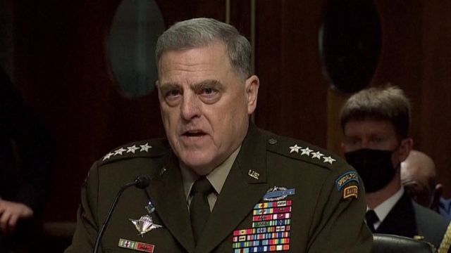 General Mark Milley de farda prestando depoimento