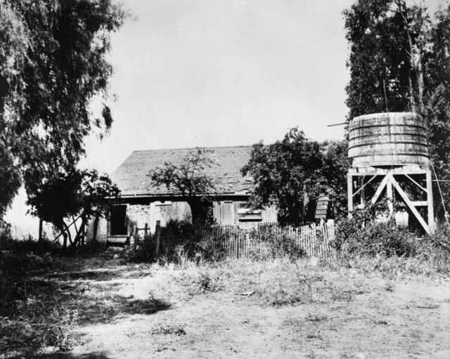 Fotografía que muestra una casa de adobe dentro del Rancho Rodeo de las Aguas.