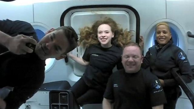 ज्यारेड आइज्याकम्यान (बायाँ) र अन्य अन्तरिक्ष यात्रीहरू यानभित्र, सेप्टेम्बर १७ को फोटो