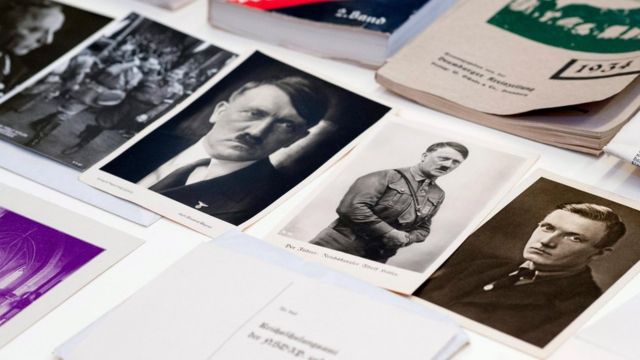 Retratos de Hitler y otros documentos encontrados en la cápsula del tiempo nazi.