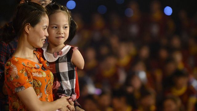 2013ல் எடுக்கப்பட்டது இந்தப் புகைப்படம். தன் தாத்தா ஏஜென்ட் ஆரஞ்ச் தாக்குதலை எதிர்கொள்ள நேர்ந்ததால், இந்தக் குழந்தை லின் சி கைகள் இல்லாமல் பிறந்துள்ளதாக கூறப்படுகிறது. இதைப் போல ஏராளமான குழந்தைகள் வியட்நாமில் பிறக்கிறார்கள்.