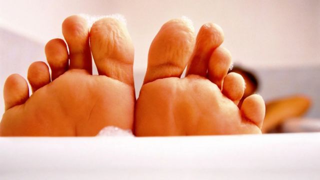 我们手脚上的皮肤在沐浴中会萎缩和起皱，而身体其他部位则不会发生同样的变化（Credit: Getty Images）(photo:BBC)
