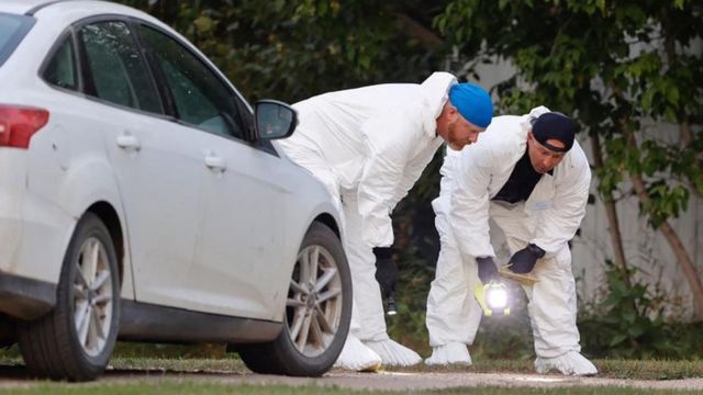 Un equipo forense de la policía investiga la escena del crimen después de que varias personas murieran y resultaran heridas en una serie de apuñalamientos en Weldon, Saskatchewan, Canadá. 4 de septiembre