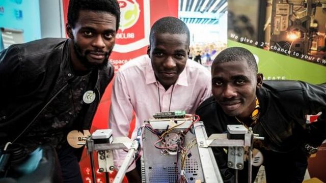 Sénamé Koffi Agbodjinou (G) et 3 autres makers à l'origine du lancement de la W.afate