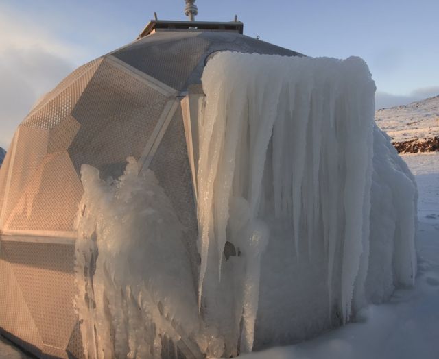Sitio de inyección en forma de iglú cubierto de nieve