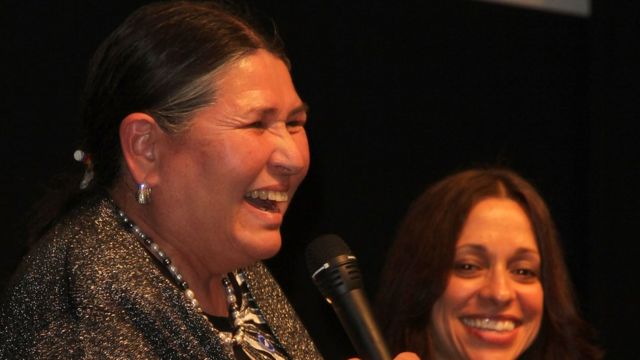 Ativista Sacheen Littlefeather rindo