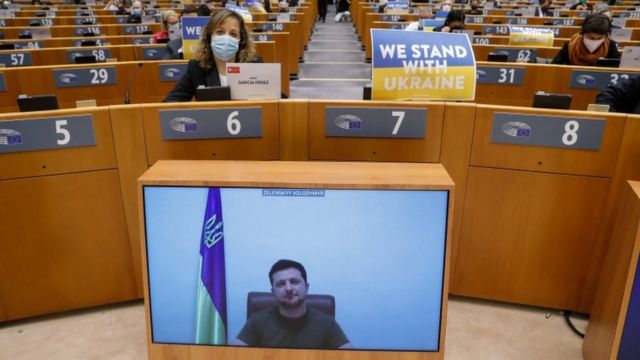 Шестой день вторжения: Зеленский призывает ЕС выбрать Украину, в России отключают "Эхо Москвы" и "Дождь" - BBC News Русская служба