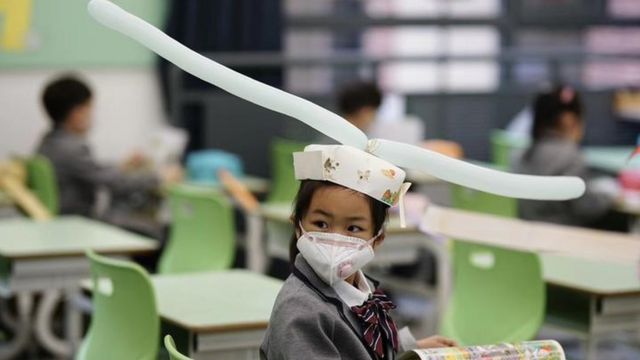 Students for Yangzheng Primary School for Hangzhou wear DIY “one-meter hats”