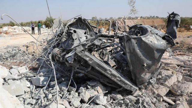 Puing kendaraan yang hancur selama operasi Amerika di dekat desa Barisha, Suriah (27/10).