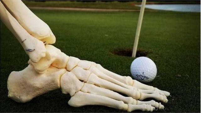 গল্ফ মাঠেও দেখা যায় ক্রিস্টির পা