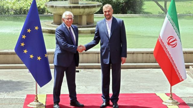 وزير خارجية إيران، حسين أمير عبد اللهيان مع الممثل الأعلى للاتحاد الأوروبي للشؤون الخارجية والسياسة، جوزيب بوريل، في طهران في 25 يونيو/ حزيران