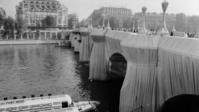 В 1985 году Христо завернул в белое старейший парижский мост Пон-Нёф
