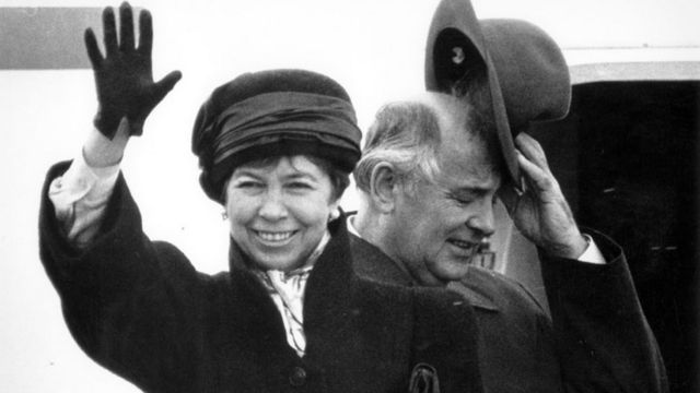 戈爾巴喬夫（右）與夫人賴莎（左）在冰島雷克雅未克出席峰會後登機離開（13/10/1986）
